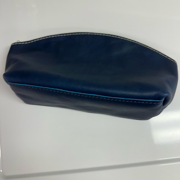 NWOT Portland Leather Deep Water makeup bag. - Picture 2 of 4
